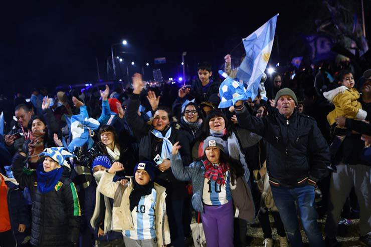 Argentina rước cúp vô địch Copa America: Fan bất chấp giá lạnh đón chào Di Maria - 4