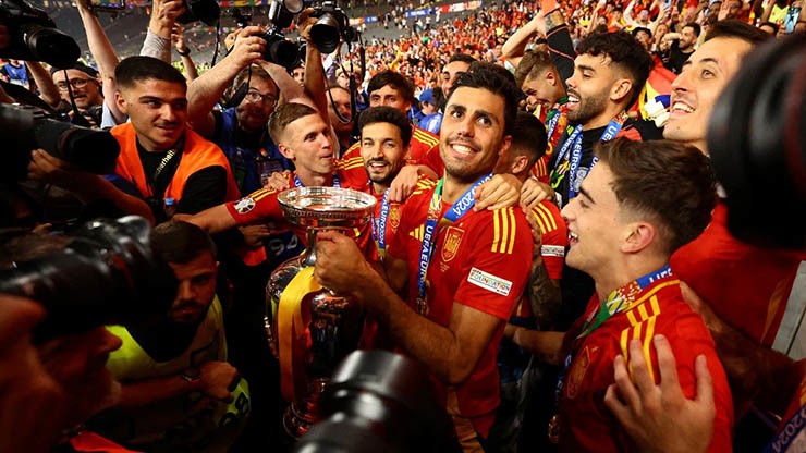 ĐT Việt Nam thăng tiến bảng xếp hạng FIFA, "Vua châu Âu" Tây Ban Nha thứ mấy? - 2