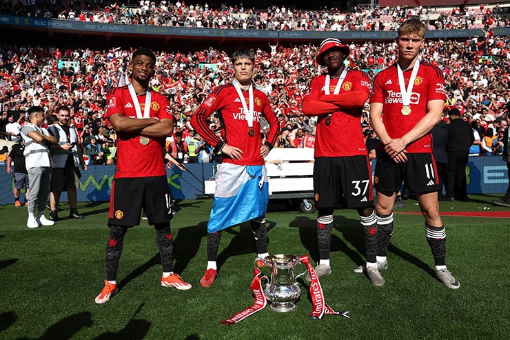 Hàng công MU cạnh tranh khốc liệt, Diallo thách thức Sancho - Rashford - 2