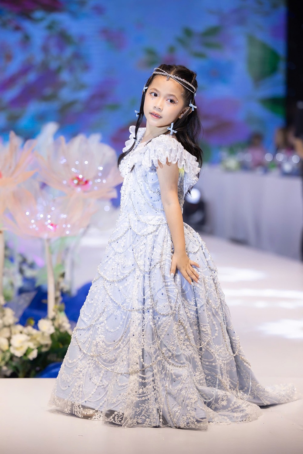 Mẫu nhí Mia Nguyễn Minh Anh trở thành Vedette đêm hội Fashion Show Ceo & Kid 2024 - 3