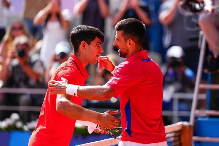 Djokovic khiến đàn em "tắt điện" ở Olympic, Alcaraz hứa "đòi nợ" tại US Open - 1