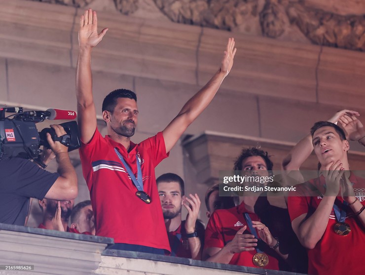 Djokovic được vinh danh đặc biệt ở Serbia, biển người nồng nhiệt chào đón - 1