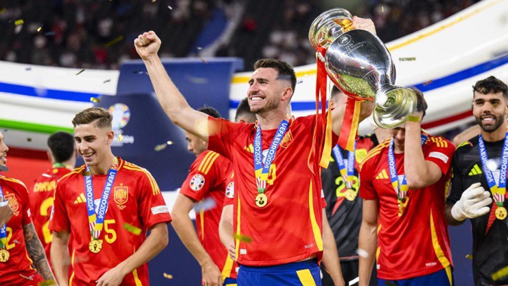 Real "vá" hàng thủ: Đồng đội của Ronaldo muốn đến, Al Nassr ra giá 20 triệu euro - 1