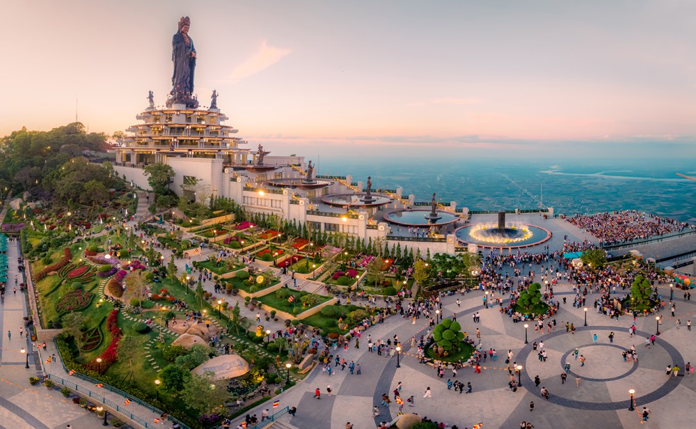 Du khách xúc động hoà vào nghi lễ thiêng liêng trong lễ Vu Lan tại núi Bà Đen - 6