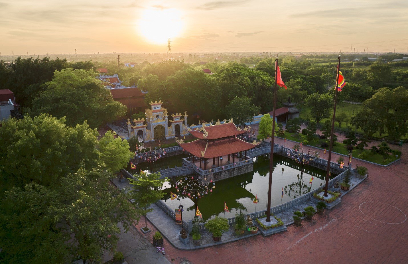 Dịp lễ 2/9, khỏi lo mua vé máy bay, check-in ngay những điểm đến tâm linh này là đủ - 7