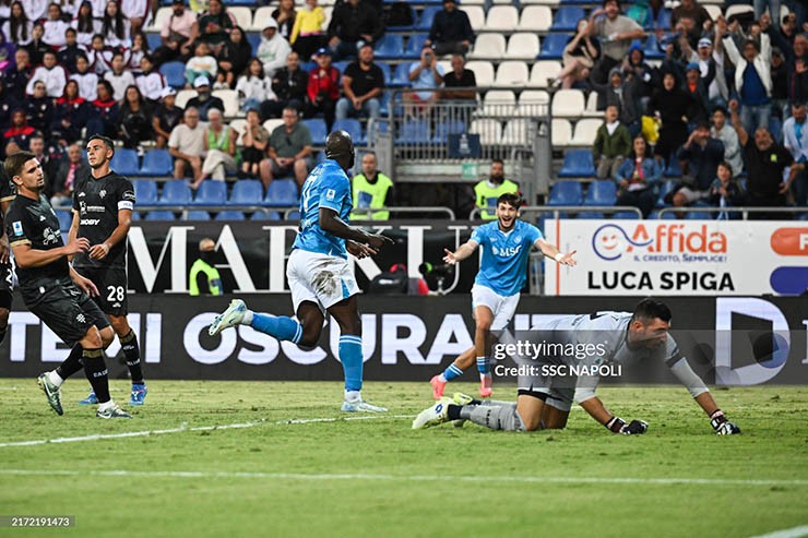 Lukaku bùng nổ với 2 bàn, 2 kiến tạo sau 2 trận trong màu áo Napoli - 4