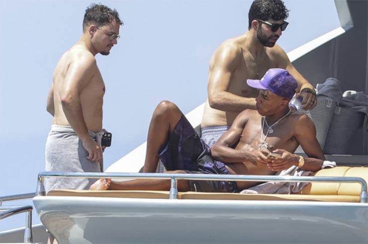 Tay chơi Yamal tổ chức "đại nhạc hội" đón tuổi 18, người tình tin đồn chúc mừng đặc biệt - 3