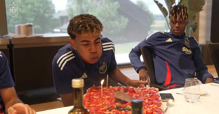 Tay chơi Yamal tổ chức "đại nhạc hội" đón tuổi 18, người tình tin đồn chúc mừng đặc biệt - 2