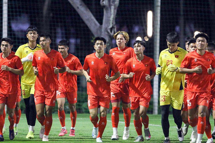 HLV Kim Sang Sik cho U23 Việt Nam tập gì ngày đầu ở Indonesia? - 1