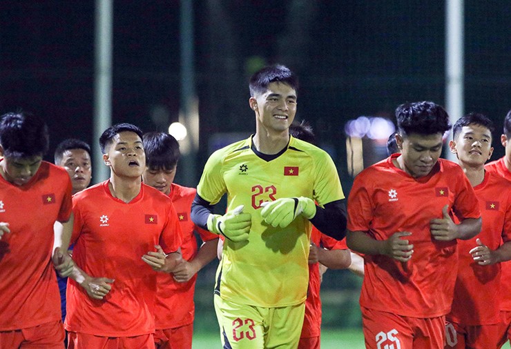 HLV Kim Sang Sik cho U23 Việt Nam tập gì ngày đầu ở Indonesia? - 2