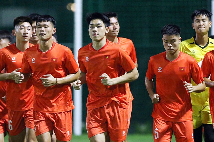 HLV Kim Sang Sik cho U23 Việt Nam tập gì ngày đầu ở Indonesia? - 4