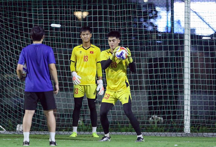 HLV Kim Sang Sik cho U23 Việt Nam tập gì ngày đầu ở Indonesia? - 5