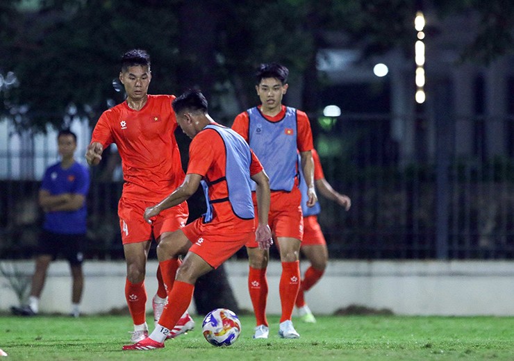 HLV Kim Sang Sik cho U23 Việt Nam tập gì ngày đầu ở Indonesia? - 6