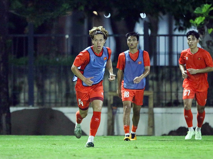 HLV Kim Sang Sik cho U23 Việt Nam tập gì ngày đầu ở Indonesia? - 8