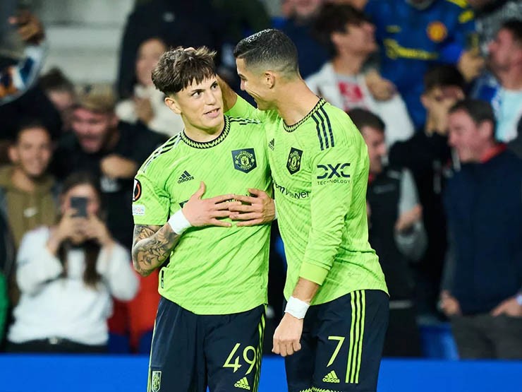 Ronaldo làm "siêu cò" rủ Garnacho đến Al Nassr, sao trẻ MU phản ứng ra sao? - 1