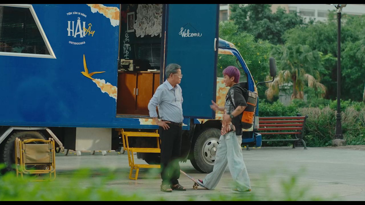 Một ông già xăm dạo, một Gen Z ngông nghênh và hành trình theo đuổi ước mơ “ngược dòng” trong Đợi Gì, Mơ Đi! - 1