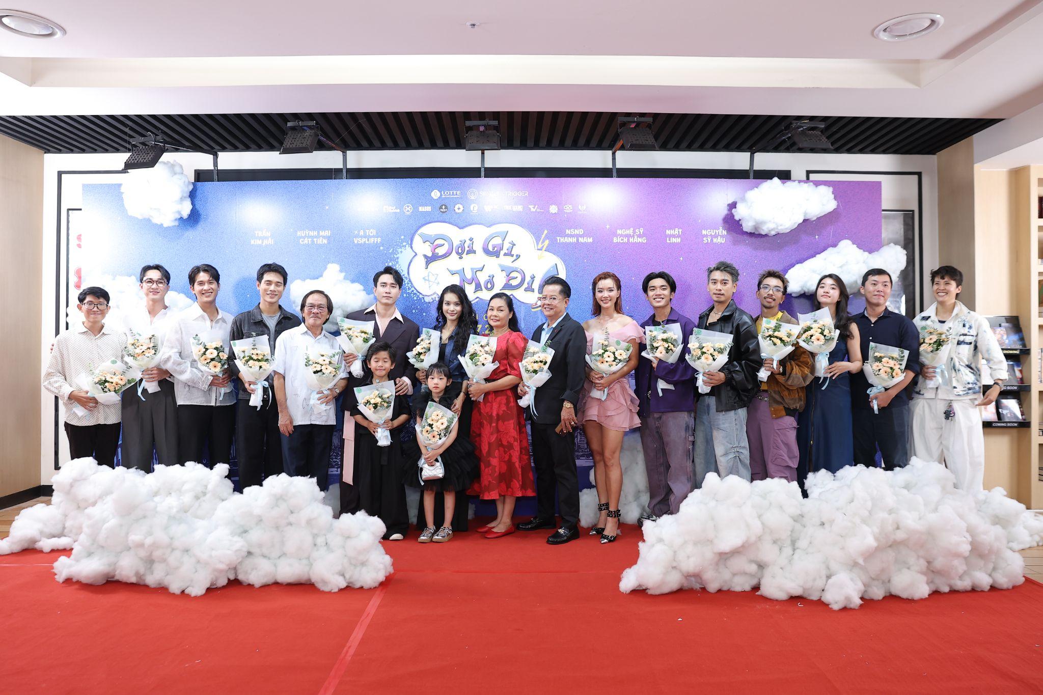 Một ông già xăm dạo, một Gen Z ngông nghênh và hành trình theo đuổi ước mơ “ngược dòng” trong Đợi Gì, Mơ Đi! - 5