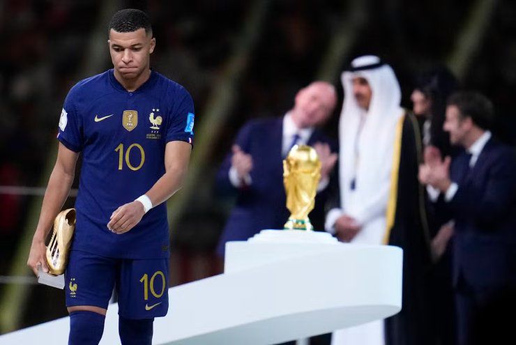 Siêu sao Mbappe họa vô đơn chí, bị điều tra vì chuyển tiền cho cảnh sát - 1