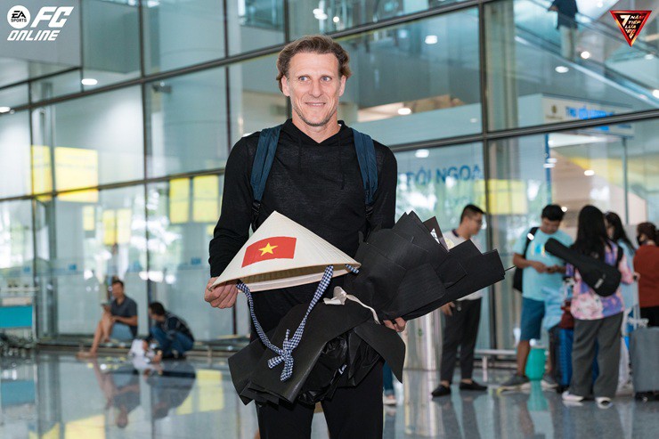 Cựu danh thủ MU Diego Forlan hào hứng giao lưu cùng người hâm mộ Việt Nam - 2