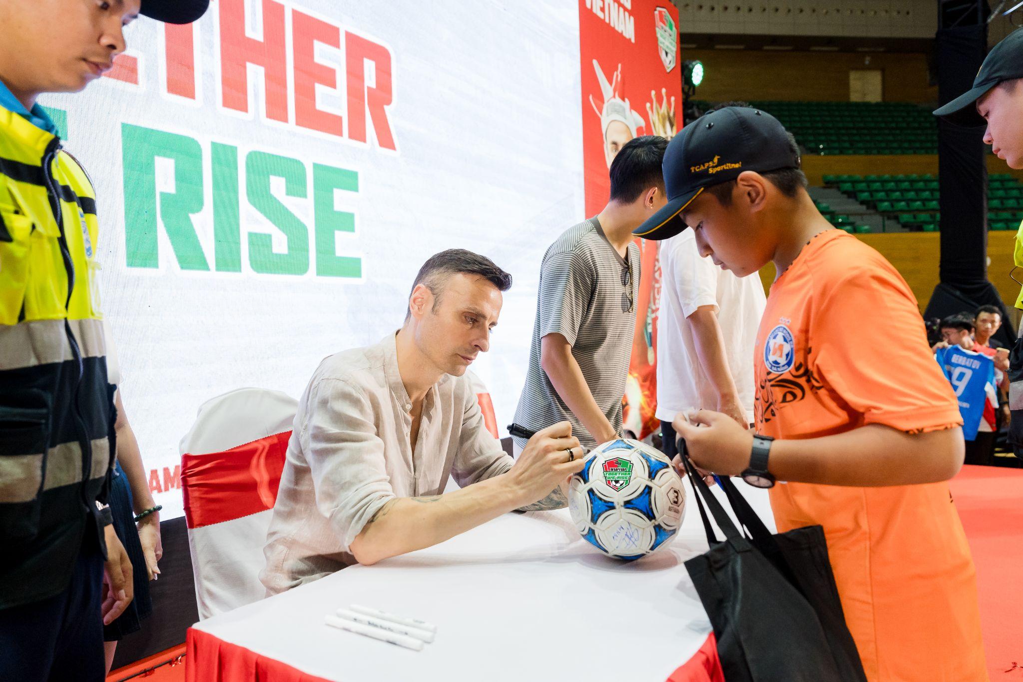 Dimitar Berbatov và cuộc hội ngộ đậm chất cảm xúc với người hâm mộ Việt Nam tại Đà Nẵng - 4