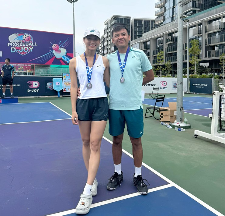 Đấng mày râu đánh cặp pickleball với người đẹp: "Bí kíp” để vợ không ghen - 2