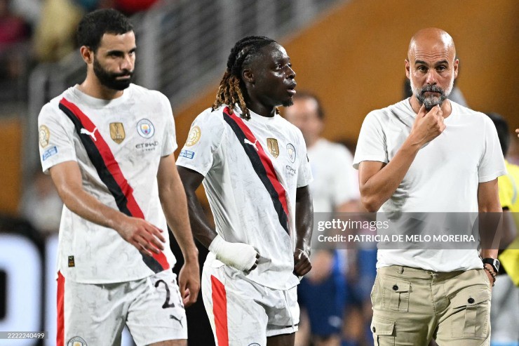 HLV Guardiola sắp ly hôn vợ, nội bộ Man City "nháo nhào" trước mùa giải mới - 2