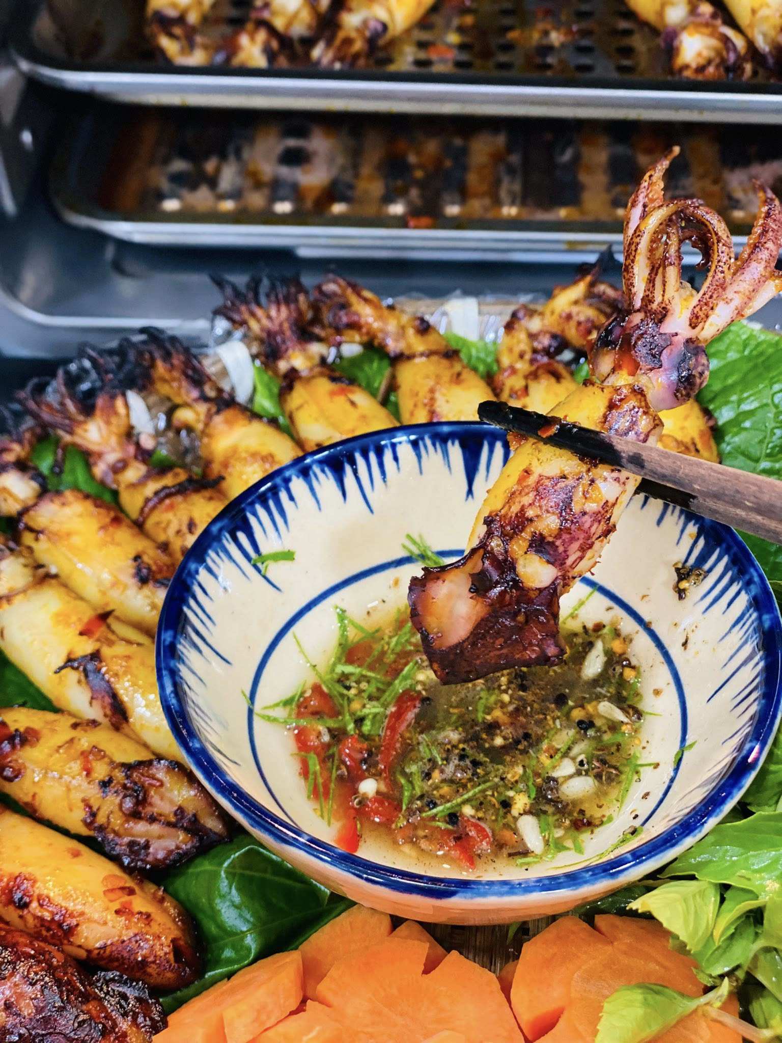 Mực luộc với xào mãi cũng chán, nướng muối ớt ngon hết nước chấm - 4