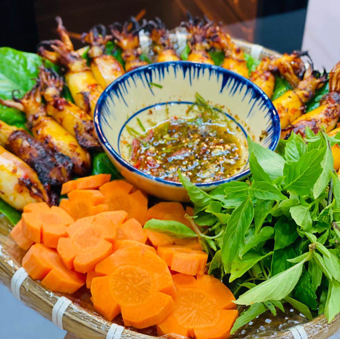 Mực luộc với xào mãi cũng chán, nướng muối ớt ngon hết nước chấm - 1