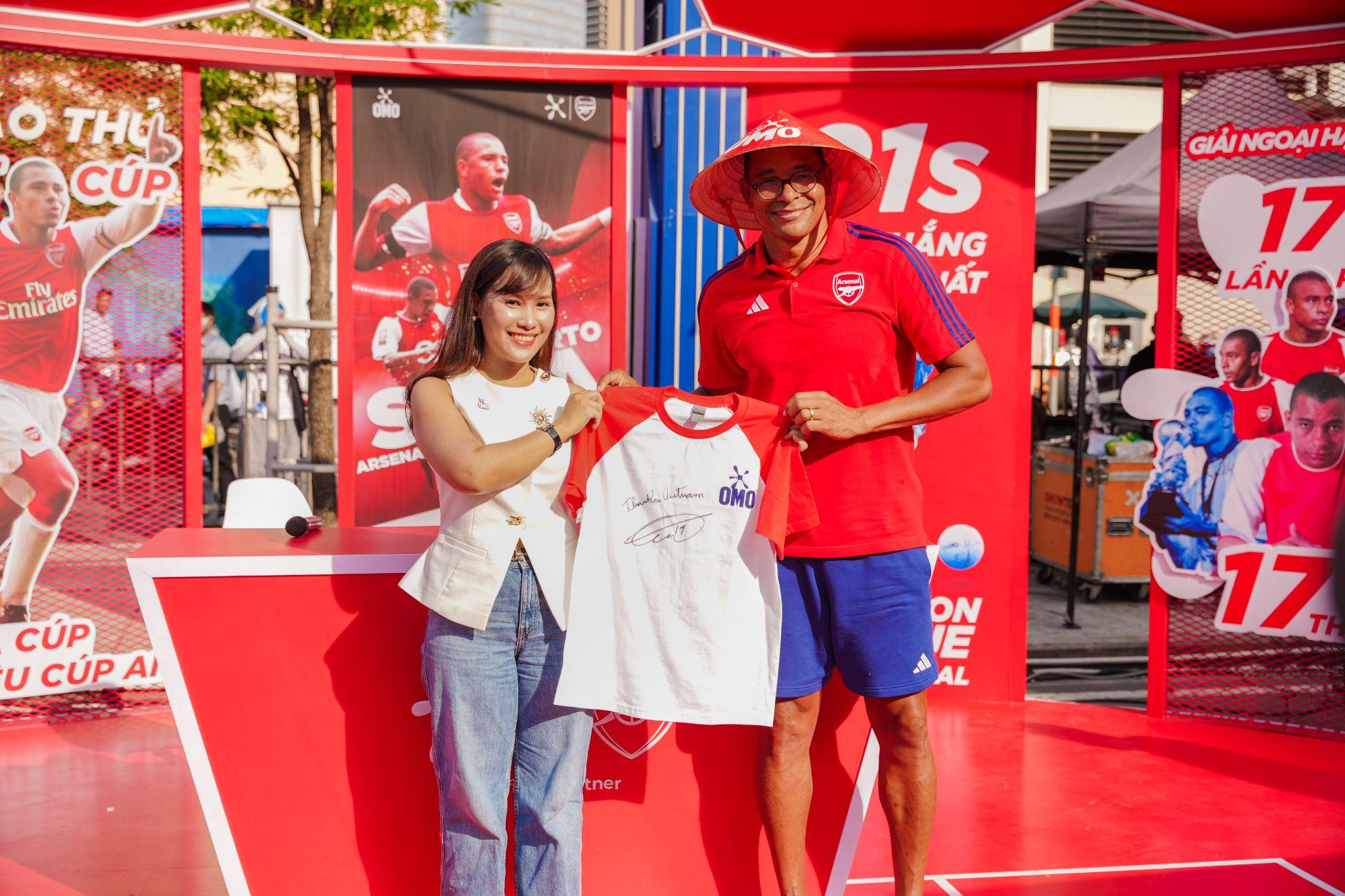 Gilberto Silva “gây sốt” khi xuất hiện ở sự kiện OMO Pháo Đài Lấm Bẩn, fan vây kín chụp ảnh - 2