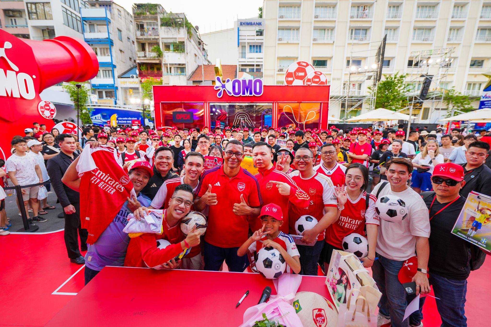Gilberto Silva “gây sốt” khi xuất hiện ở sự kiện OMO Pháo Đài Lấm Bẩn, fan vây kín chụp ảnh - 1