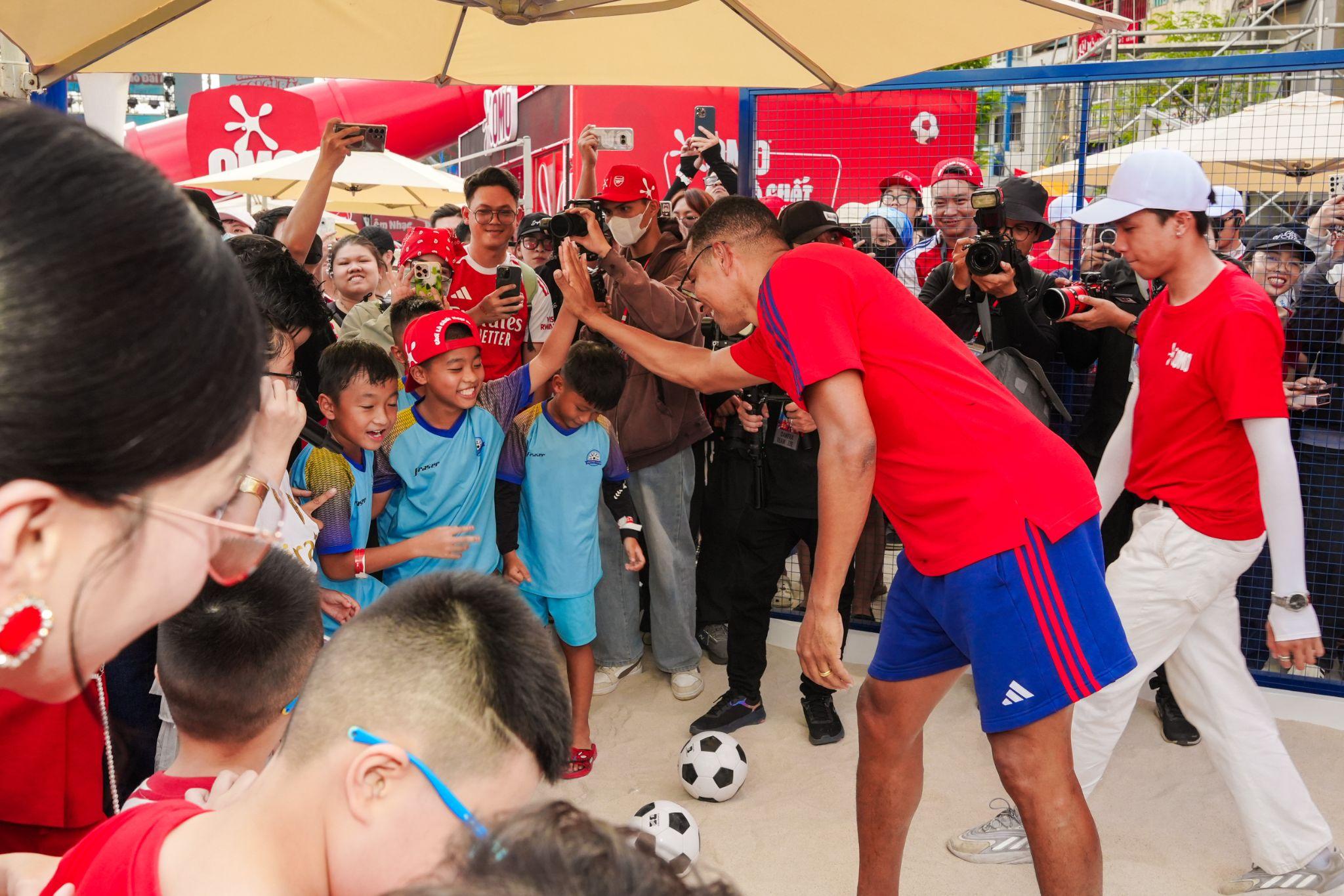 Gilberto Silva “gây sốt” khi xuất hiện ở sự kiện OMO Pháo Đài Lấm Bẩn, fan vây kín chụp ảnh - 5