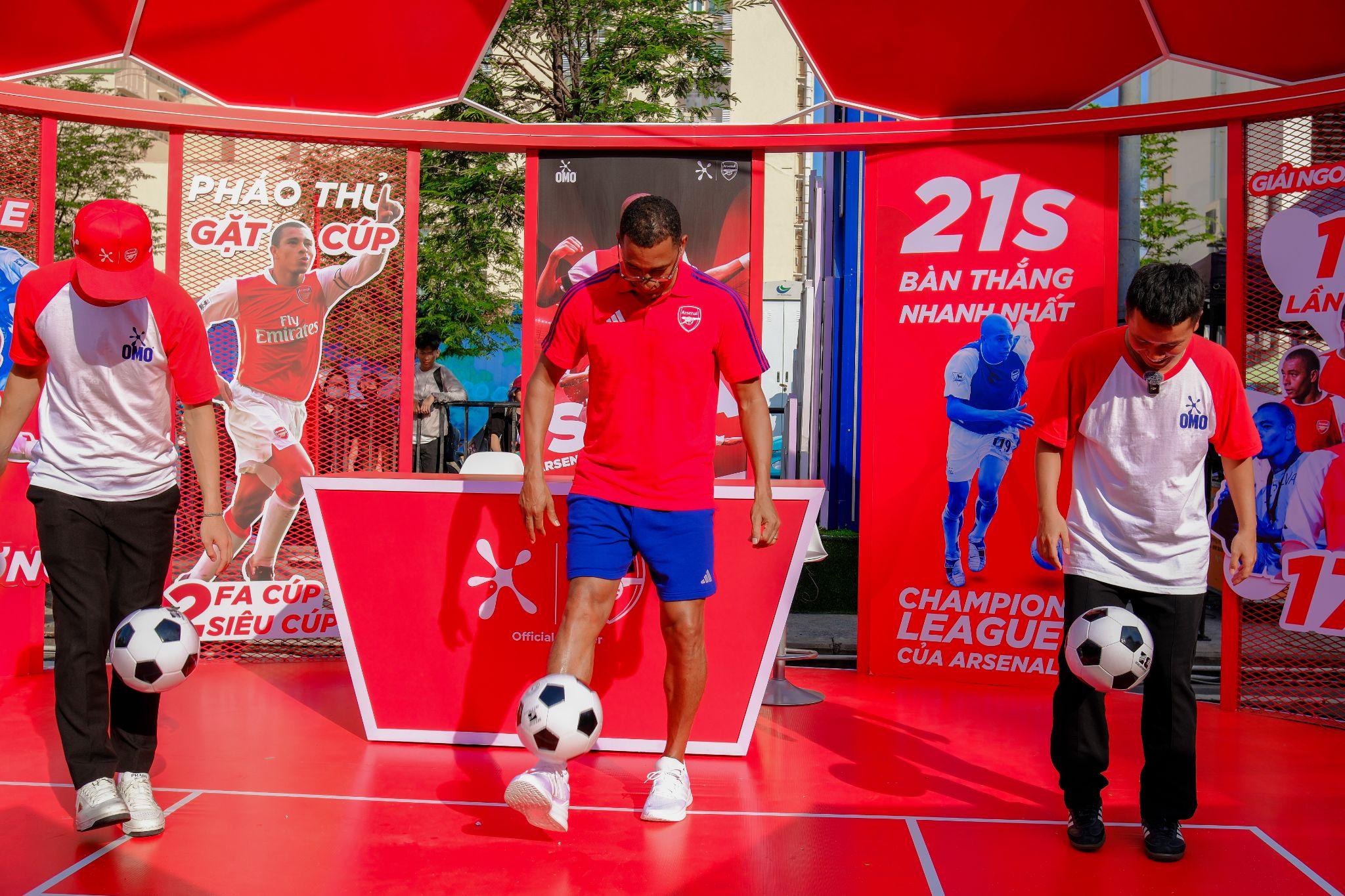 Gilberto Silva “gây sốt” khi xuất hiện ở sự kiện OMO Pháo Đài Lấm Bẩn, fan vây kín chụp ảnh - 3