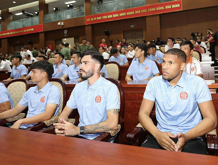 Ngoại binh triệu đô chính thức ra mắt, CLB Công an TP.HCM gây "sốt" V-League 2025/26 - 2