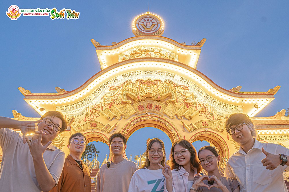 Suối Tiên mở cửa đêm dịp lễ 2/9 - Không gian rực rỡ, trải nghiệm bất tận - 1