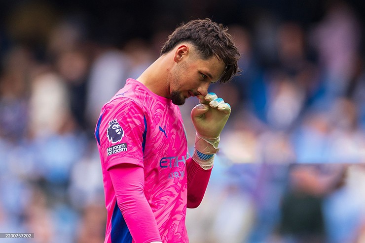 Thủ môn Man City đạp vào ngực đối thủ ngoài vòng cấm, vì sao vẫn thoát thẻ đỏ? - 1