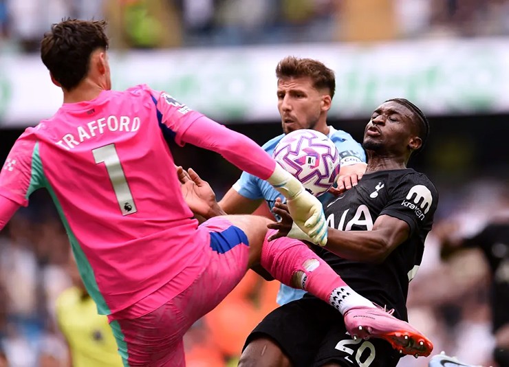 Thủ môn Man City đạp vào ngực đối thủ ngoài vòng cấm, vì sao vẫn thoát thẻ đỏ? - 2