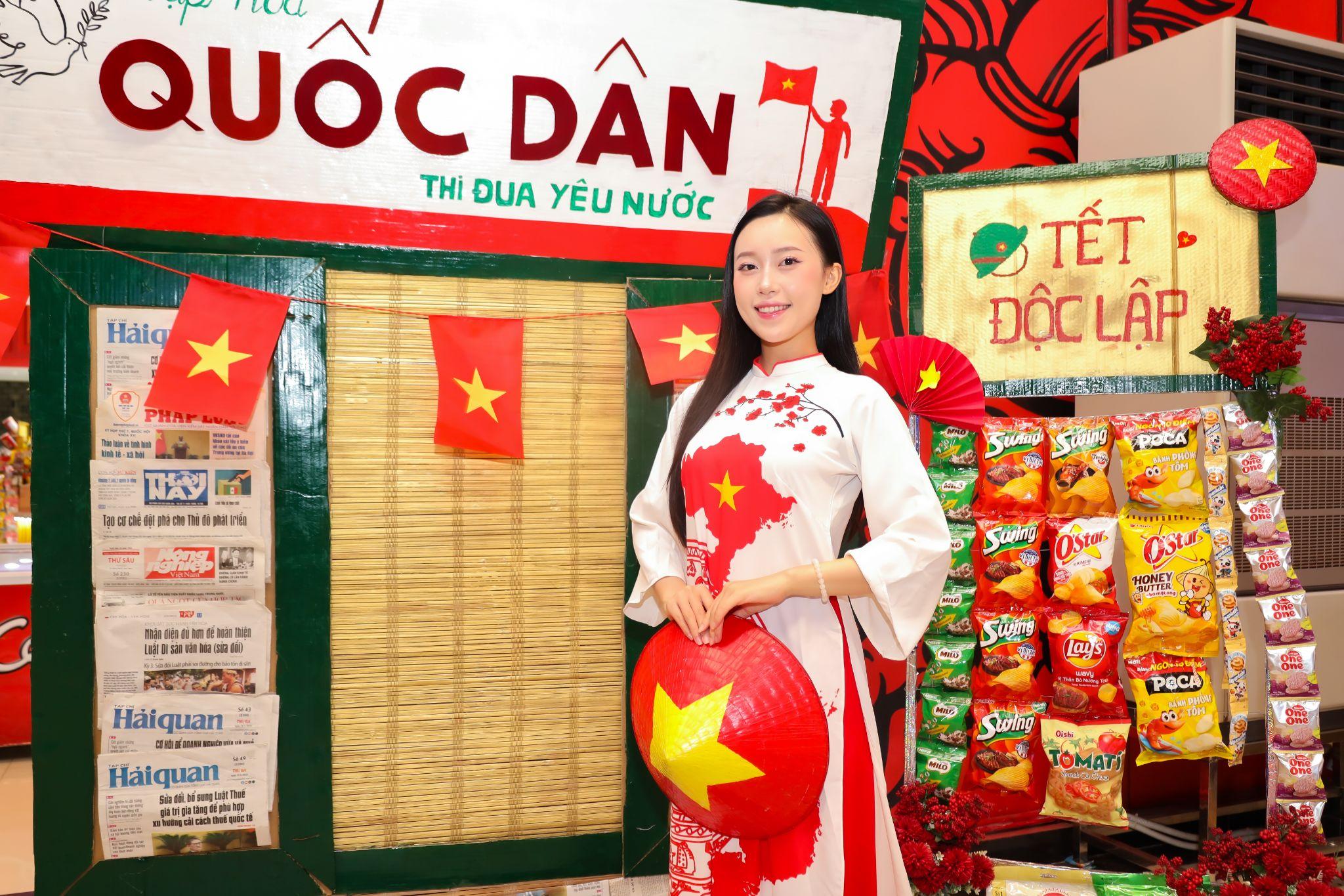 Du khách thích thú check-in đại kỳ tại Hạ Long ngay trước thềm lễ 2/9 - 3
