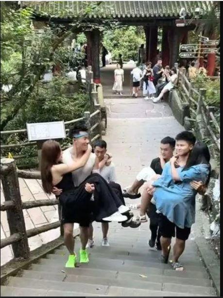 Dịch vụ ‘cõng công chúa’ xuất hiện ở núi Nga Mi, du khách nữ xếp hàng dài chờ đợi - 1