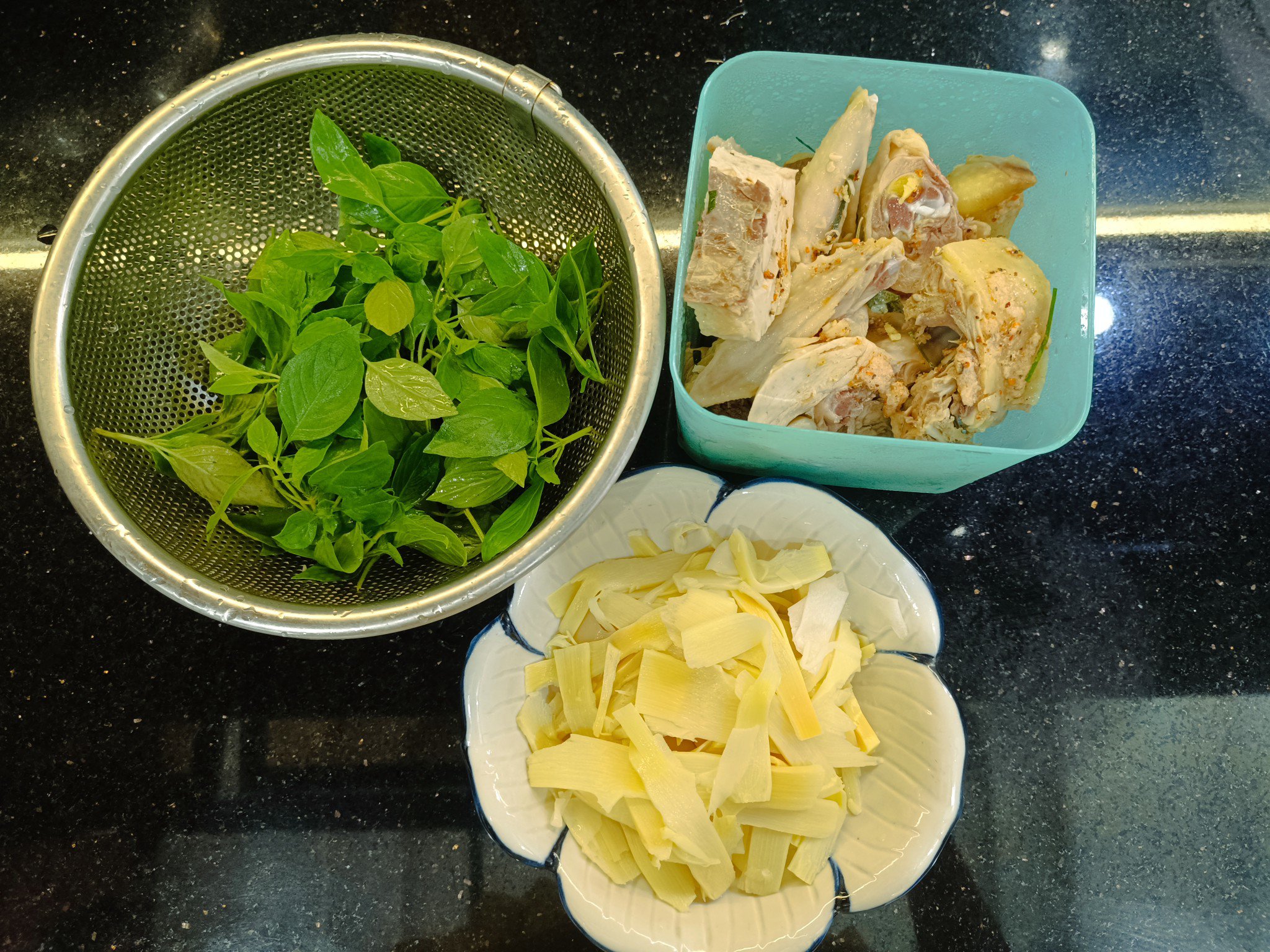 Thịt gà luộc không ăn hết, nấu canh với loại lá này ai cũng khen ngon - 2