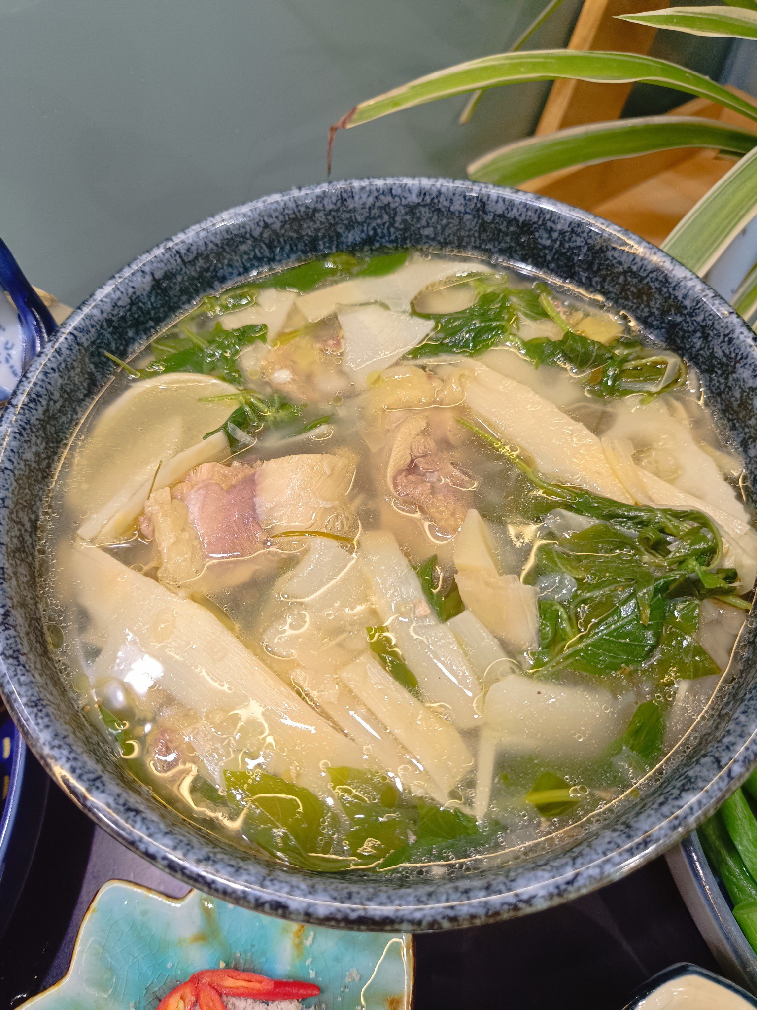 Thịt gà luộc không ăn hết, nấu canh với loại lá này ai cũng khen ngon - 7