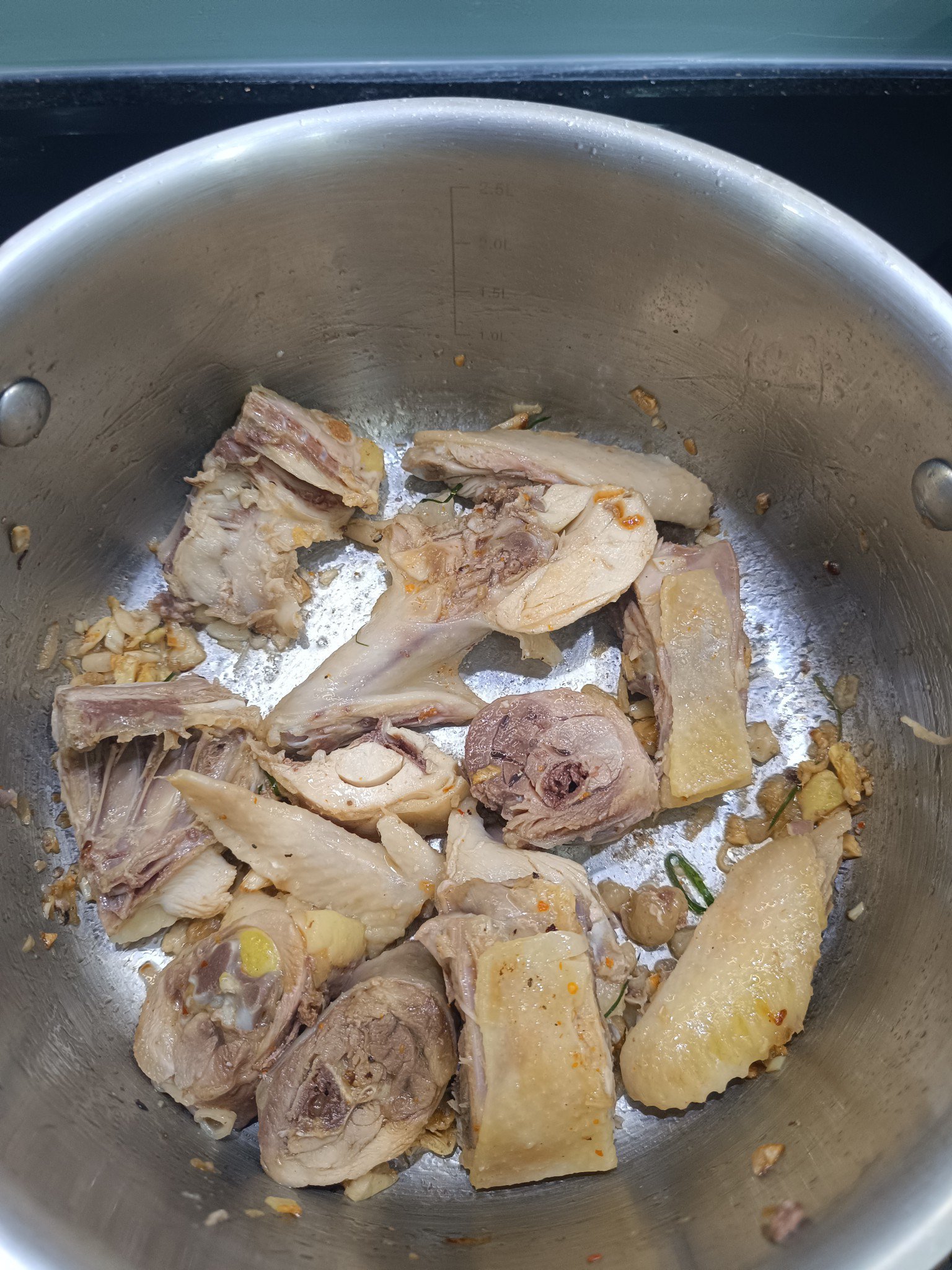 Thịt gà luộc không ăn hết, nấu canh với loại lá này ai cũng khen ngon - 3