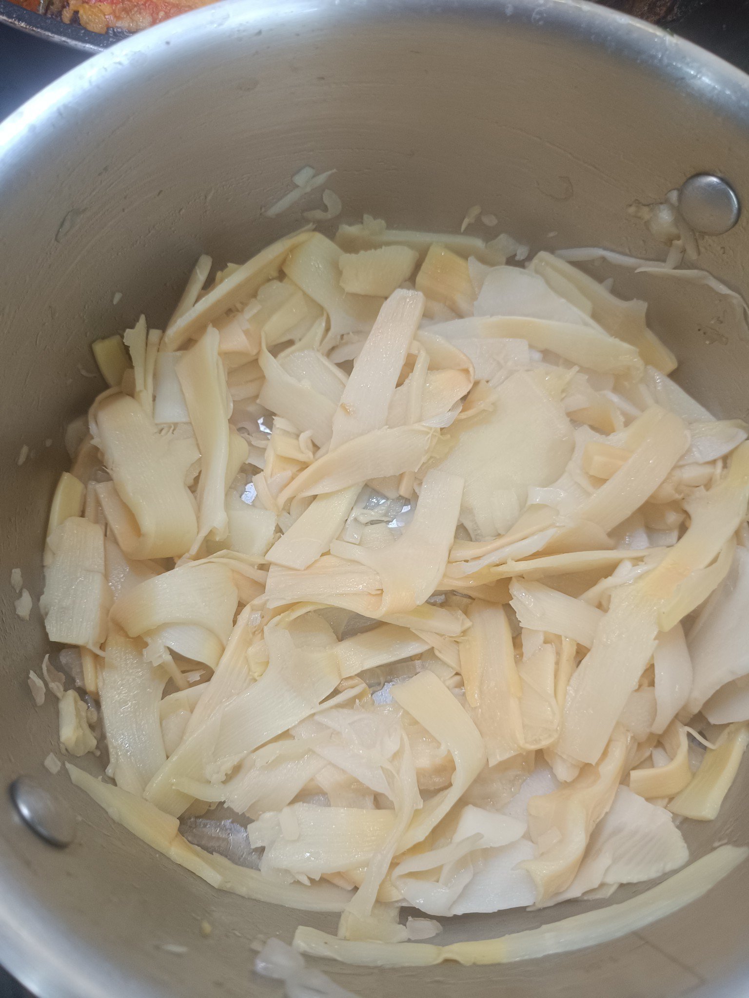 Thịt gà luộc không ăn hết, nấu canh với loại lá này ai cũng khen ngon - 4