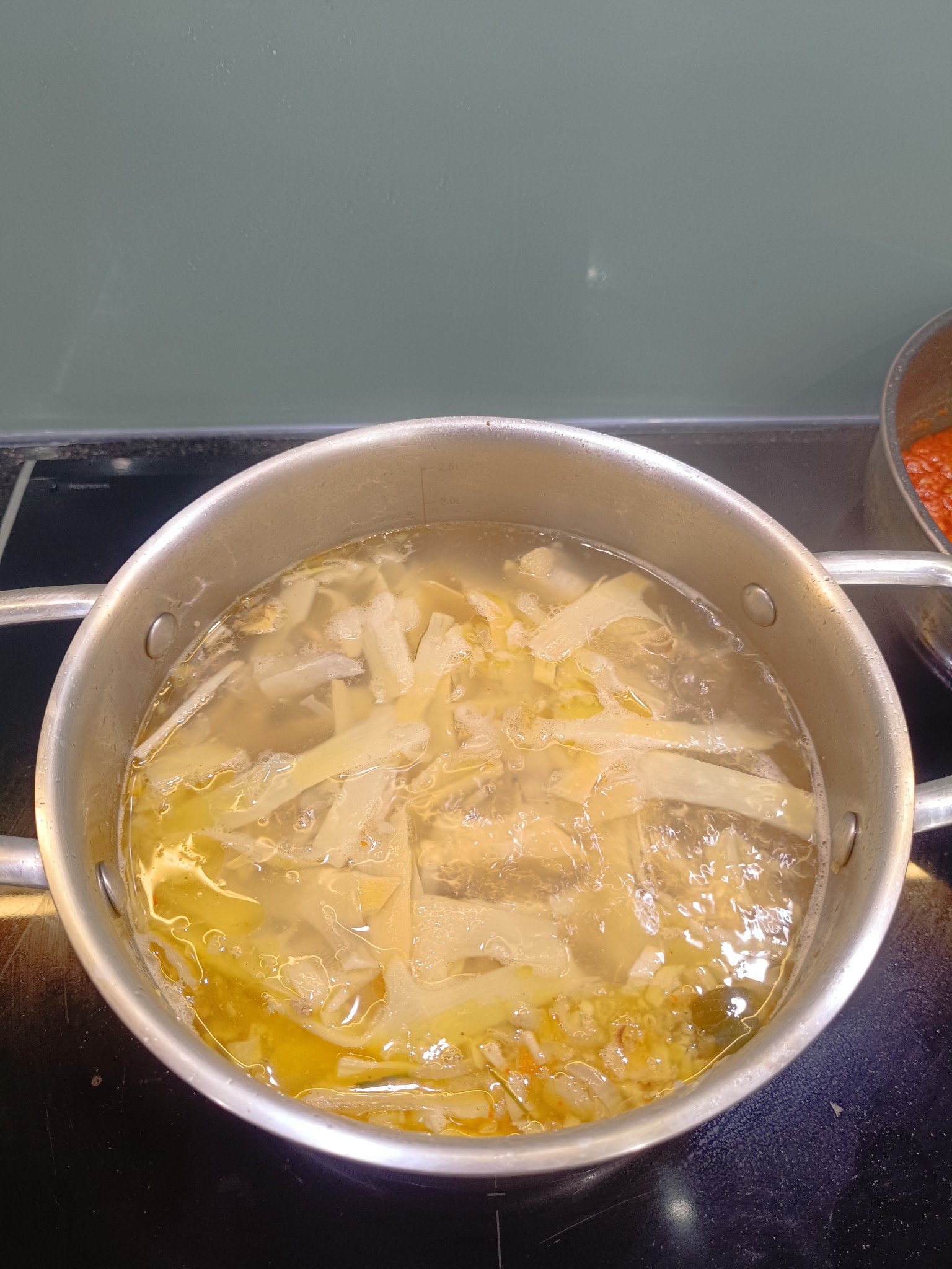 Thịt gà luộc không ăn hết, nấu canh với loại lá này ai cũng khen ngon - 5