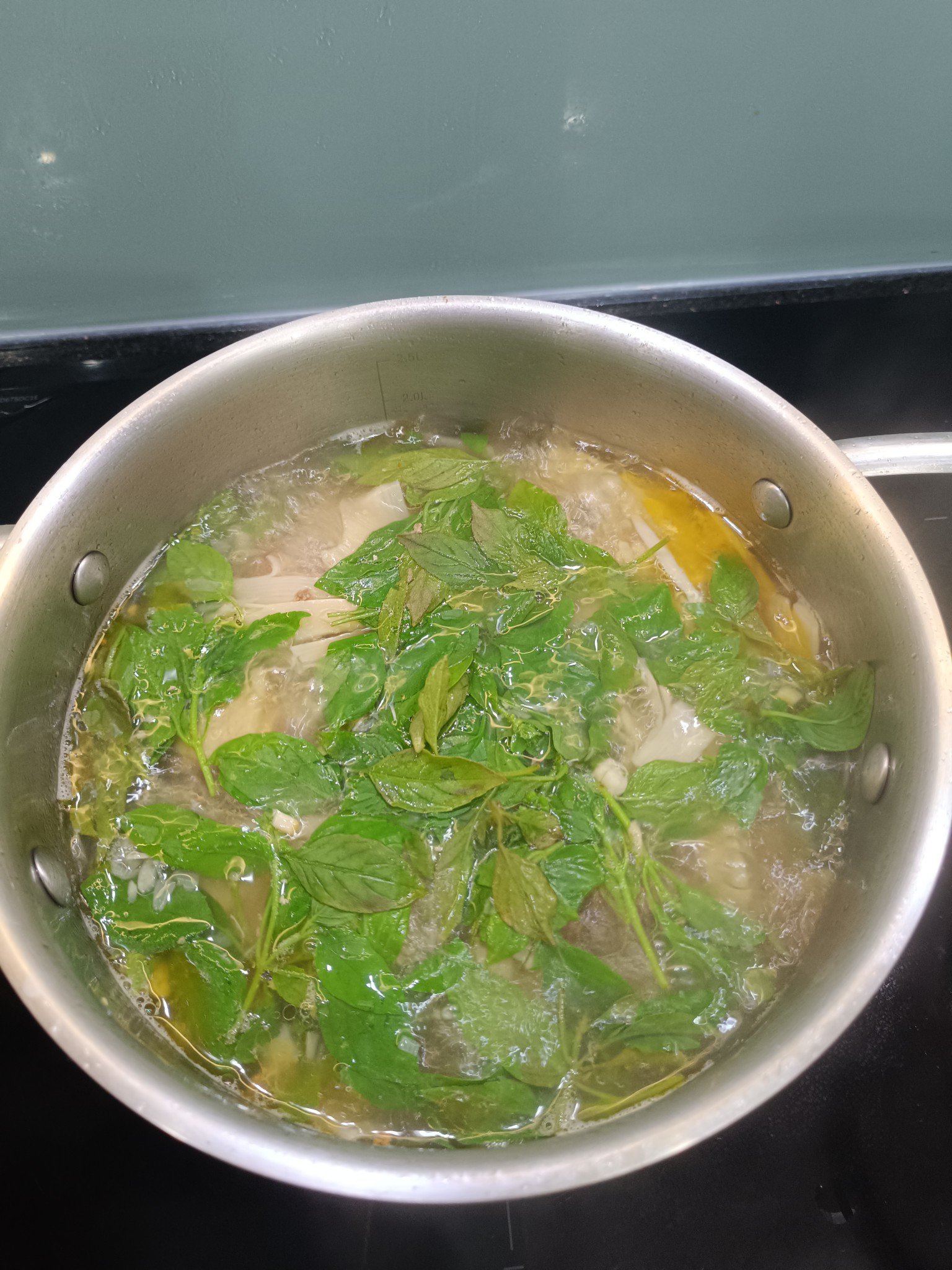 Thịt gà luộc không ăn hết, nấu canh với loại lá này ai cũng khen ngon - 6