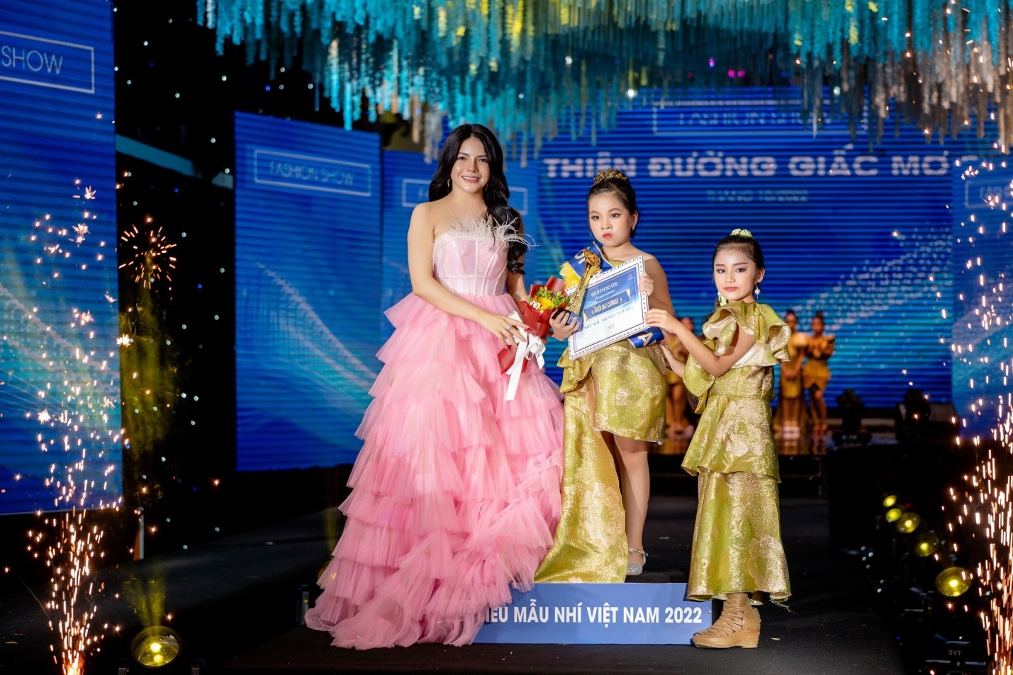 Model Kids Nguyễn Lê Thuỳ Linh xuất sắc đạt giải Ngôi sao catwalk tại show diễn Thiên đường giấc mơ 3 - 2