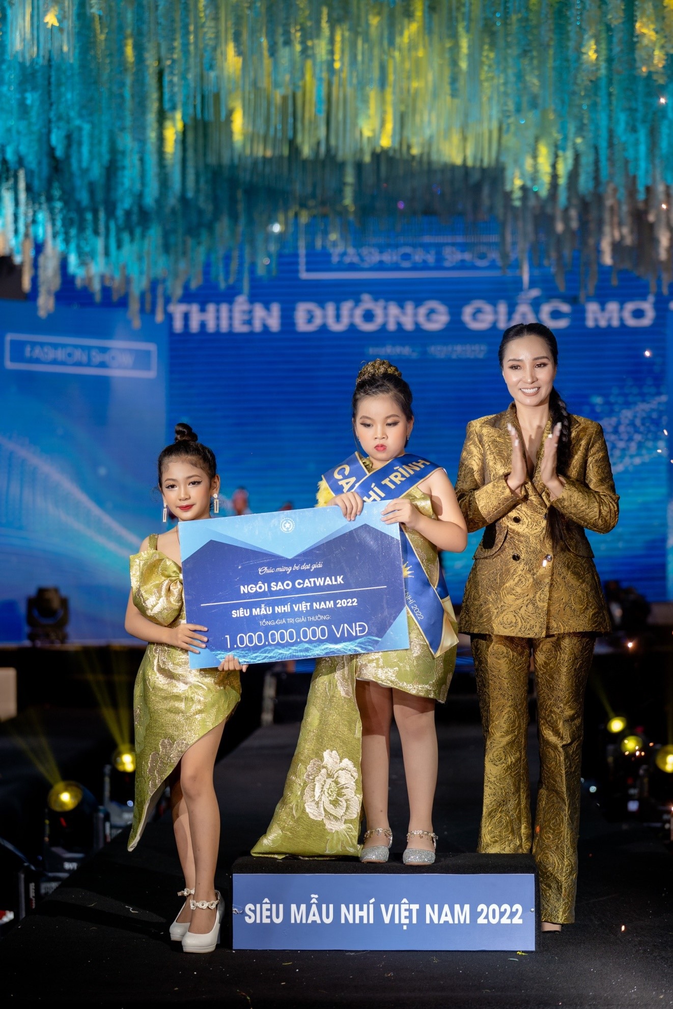 Model Kids Nguyễn Lê Thuỳ Linh xuất sắc đạt giải Ngôi sao catwalk tại show diễn Thiên đường giấc mơ 3 - 4