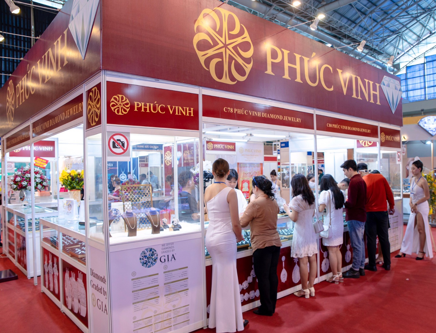 Trang sức Phúc Vinh Diamond Jewelry thu hút đông đảo khách hàng tại VIJF 2022-TP.HCM - 1