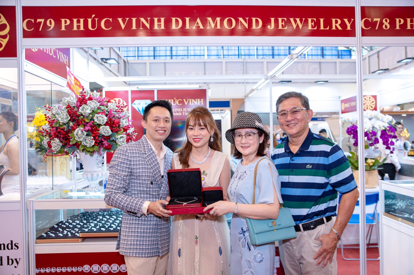 Trang sức Phúc Vinh Diamond Jewelry thu hút đông đảo khách hàng tại VIJF 2022-TP.HCM - 2