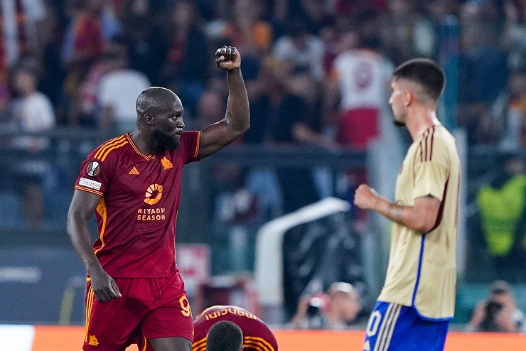 Lukaku ghi bàn cán mốc khủng, Roma của Mourinho thắng đậm ở Europa League - 1