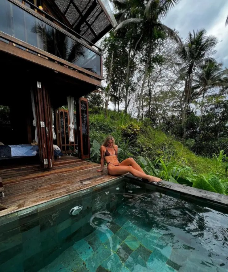 "Thiên thần" vô địch nhảy sào Anh, khoe ảnh bikini "nóng bỏng" - 5